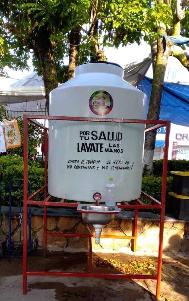 DISPENSADORES DE AGUA Y GEL SE INSTALAN EN ZÓCALO MUNICIPAL